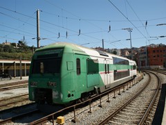 ...auch diese ist mit Doppelstocktriebwagen unterwegs.