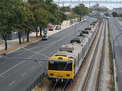 Sie verläuft in Mittellage der Av. de India dann in Seitenlage der Av. de 24 Julho 