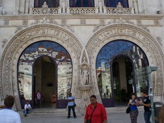 ...was schon der Bahnhofseingang symbolisiert.