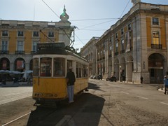 Verlasssen wir den Praça do Comércio mit der Linie 15 als Trittbrettfahrer.