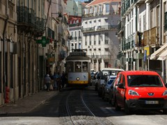 ...so schmal, dass man einen normalen Stromabnehmer vom Balkon berühren könnte.