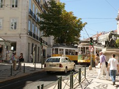 Am Largo de Camoes trennen sich die Richtungsgleise zu einer Blockumfahrung, mangels Platz in den engen Gassen.