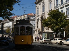 Eine 28 vom Largo de Camoes kommend