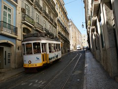 Von der R. Vitor Gordon in die R. dos Duques Braganca... geht es nur mit Gleisverschlingung....