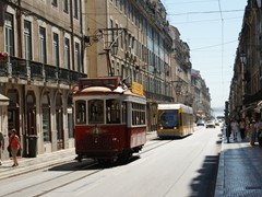 Im Zulauf zum Praça da Figueira ein Stadtrundfahrtwagen......