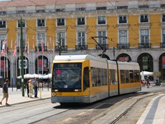 Am Praça do Comércio Neue Bahnen...