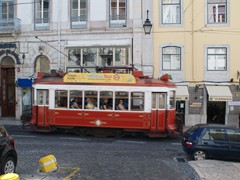 Auch die Touristenbahn fährt zum Martim Moriz