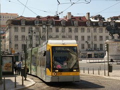 ...die Linie 15 Figuera - Algés - Figuera ist mit Siemens Niedeerflurbahnen unterwegs