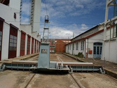 Hinter der Halle ist diese kleine Schiebebühne mit Scherenrollenstromabnehmer