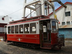 Direkt unter der großen Brücke des 25. April steht der Sandturm