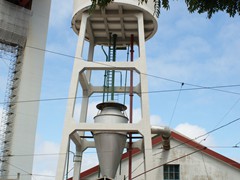 ...es befindet sich direkt unter der Brücke die über den Tejo führt.