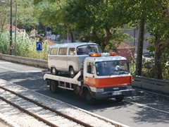 Man begegnet jüngeren Oldtimern die Huckepack transportiert werden