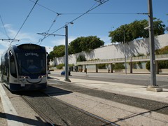 und fährt in die Station ein