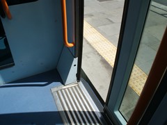 ...dank fast an die Bahnsteigkante ragender Trittbretter