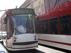 Wagen 653 schlängelt sich durch enge Gassen