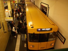 2946/2947 Typ F92 am Bahnhof Friedrichstraße