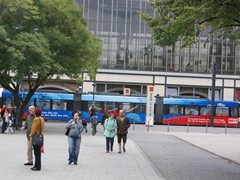 Ein Zug der Linie M6 mit Vollwerbung für die IFA 2008