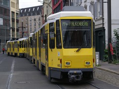 6002 ist noch immer unterwegs. Hier verlässt er im Drillingsverband den Hackschen Markt