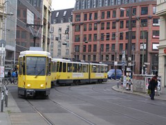 7057 fährt in die Wendeanlage Hackscher Markt ein