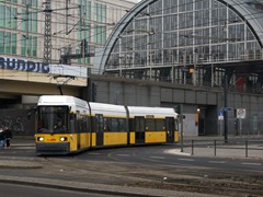 Ein Zug der Lnie M5 verlässt den Bahnhof Friedrichstraße Richtung Hackscher Markt