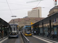 Ein NGT12 (Flexcity Bombardier) und ein NGT8 (DWA) Typ Leipzig am Goerdeler Ring