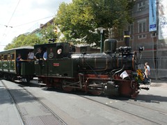 Biegt in die Wendeschleife ab.