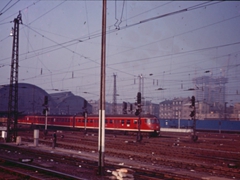 Ausfahrt einer ET 30 Garnitur aus dem Frankfurter Hauptbahnhof. 197x, man beachte den S-Bahn Bauzaun im Hintergrund.