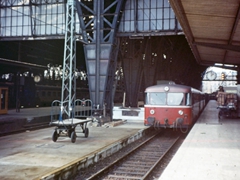 Ein Schienenbus VT 98 "Ferkeltaxi West" im Hauptbahnhof zu Frankfurt am Main