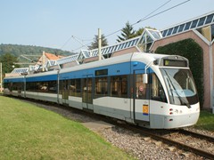 ....dort steht auch die Zukunft der Karlsruher Stadtbahn, ein Niederflurfahrzeug. Eine Leihgabe der Saarbahn.