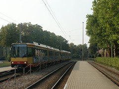 ...Einfahrt der S1 in Ettlingen.