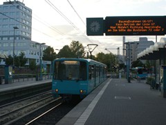 ...geht es an den Bahnsteig Richtung Heerstraße.