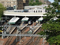 Die Station Edinbourgh Wavely ist im Tal gelegen
