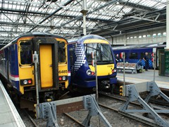 Die innen gelegenen Bahnsteige sind Kopfgleise/Bahnsteige