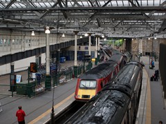 Die seitlichen Bahnsteige sind Durchgangsgleise. Ein Class 43 Zug der Virgin Rail