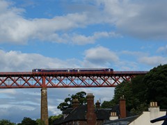 Das südliche Viadukt. Eine Class 158 befährt die Brücke