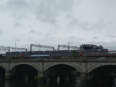 Der Zulauf nach Glasgow führt über eine Brücke