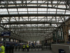 Die Bahnsteighalle in Glasgow