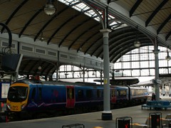 Ein Class 185 der First Railway in Newcastle