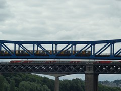 Auch in Newcastle findet der Zulauf zur Central Station über Brücken über den Tyne statt. Im Vordergrund die Metro, im Hintergrund ein Virgin Express