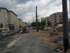 Nur die aufgestellten Oberleitungsmasten lassen erahnen, das einst eine Straßenbahn hier fahren soll