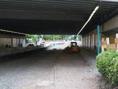 Hier ist jetzt die Straßenbahnhaltestelle. Direkter Umstieg zur S-Bahn.