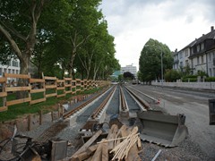 Unter der Bahn hindurch,- Richtung Kennedyallee.