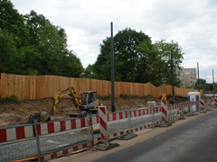 Hinter dem Bauzaun liegt der Abenteuerspielplatz. Die Diskussion daum verzögerte den Baubeginn ein wenig. Nun hat er sogar Gelände daz bekommen.