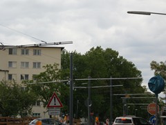 Die Oberleitungsmasten stehen schon.