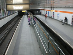 Vor der Modernisierung 1977 gab es nur Mittelbahnsteige. Im Zuge der Modernisierung wurden Außenbahnsteige gebaut um dem gestiegenen Fahrgastaufkommen Rechnung zu tragen. Die Glaswand trennt Inner und Outer, dass man nicht in die verkehrte Richtung fährt. Sonst hätte man ja spanische Bahnsteige.