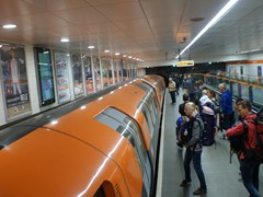 Die Innenhöhe der Wagen von unter 2 Metern ist eine Herausforderung für groß gewachsene Menschen.