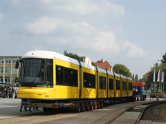 Die An und Auslieferung der Straßenbahnen geschieht auf der Straße
