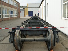 ...mit denen die Wagenkästen im Werk rangiert werden