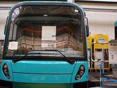 Mit Frontscheibe und Scheibenwischer versehener Kopf