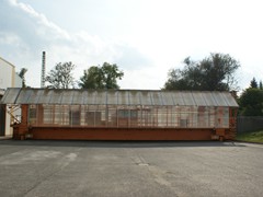 ...wird mit einer Schiebebühne...